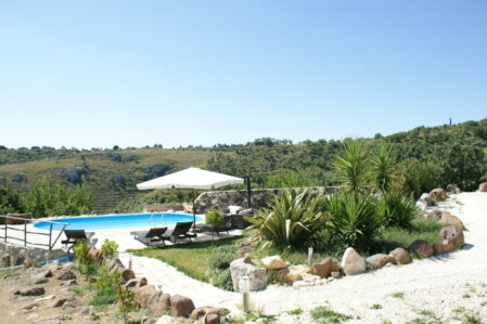 Pool mit Terrasse und Blick über Olivenhaine in Sizilien