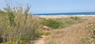 Türkisblaue Badebucht bei Vendicari in der Nähe von Syrakus
