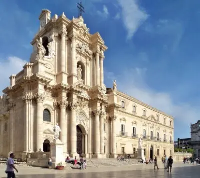 Blick auf Ortigia in Syrakus und Kalksteinfelsen von Pantalica